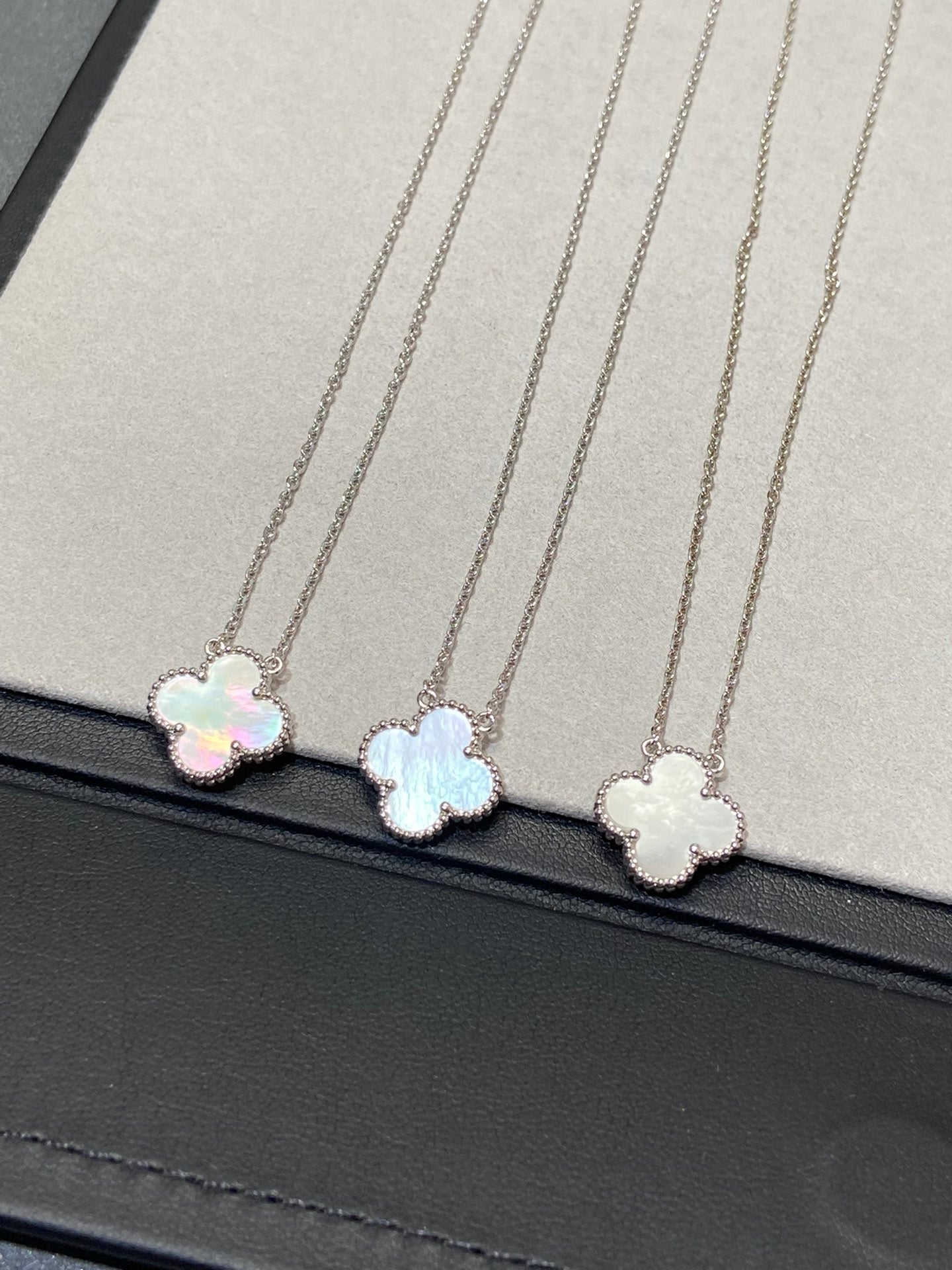 ¡®Lume Jewels¡¯CLOVER MEDIUM SILVER WHITE MOP NECKLACE
