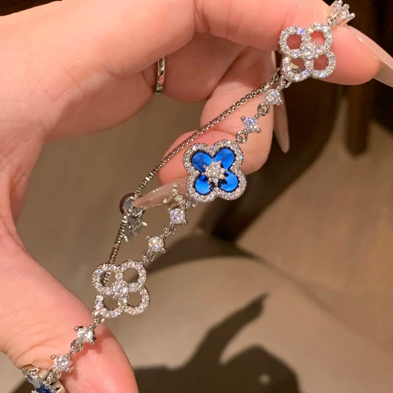 ¡®Lume Jewels¡¯CLOVER 5 MOTIF PINK BLUE RED WHITE BRACELET