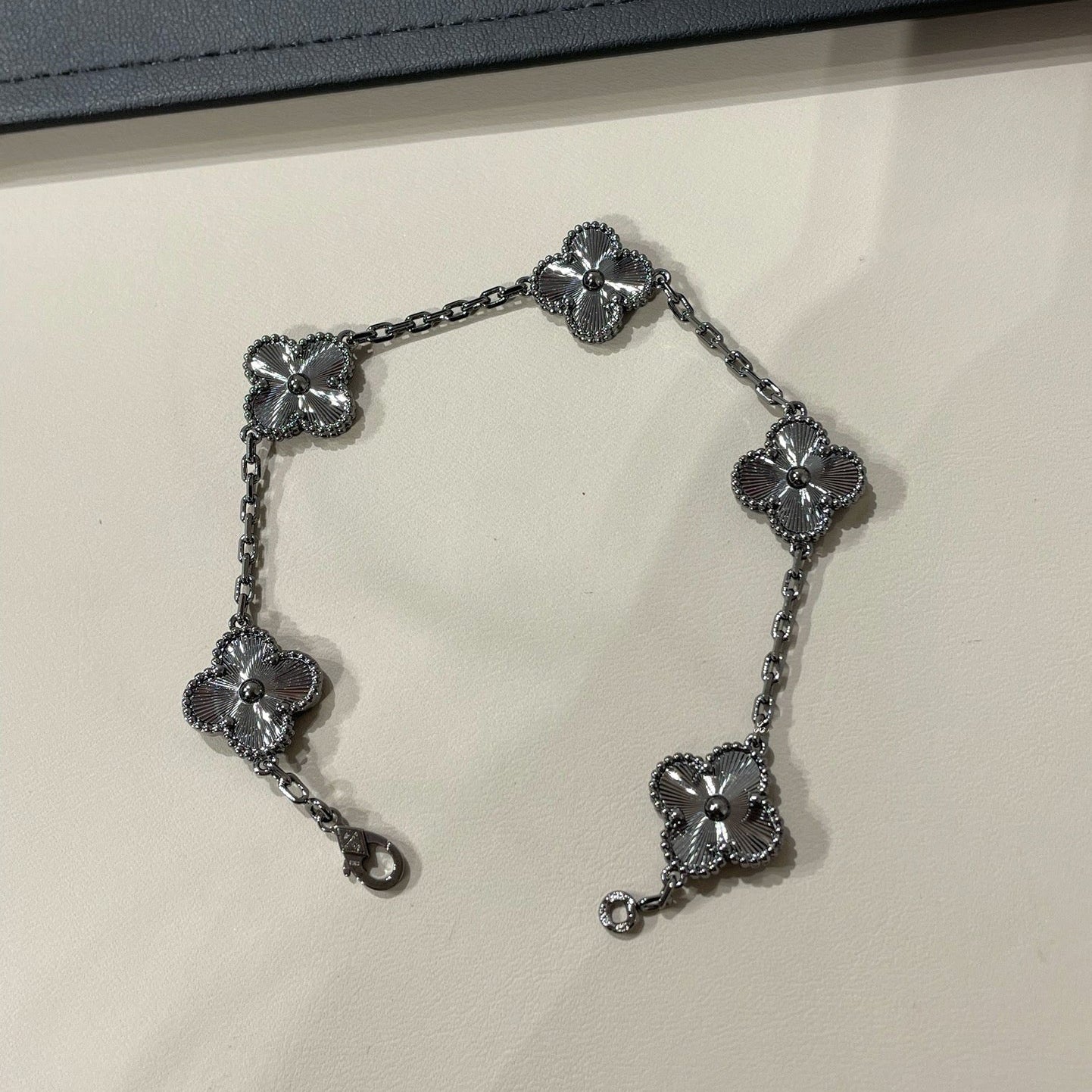 [Lume Jewels]New CLOVER 5 MOTIF BLACK BRACELET