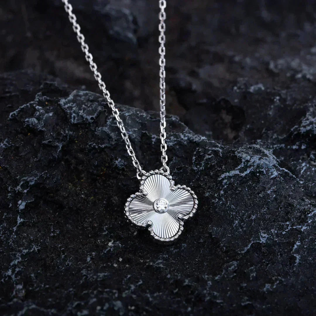 ¡®Lume Jewels¡¯CLOVER  15MM DIAMOND LASER NECKLACE SILVER