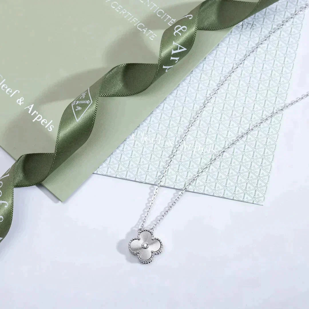 ¡®Lume Jewels¡¯CLOVER  15MM DIAMOND LASER NECKLACE SILVER