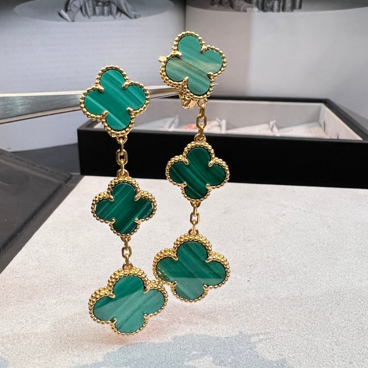 ¡®Lume Jewels¡¯CLOVER MALACHITE 3 MOTIFS GOLD