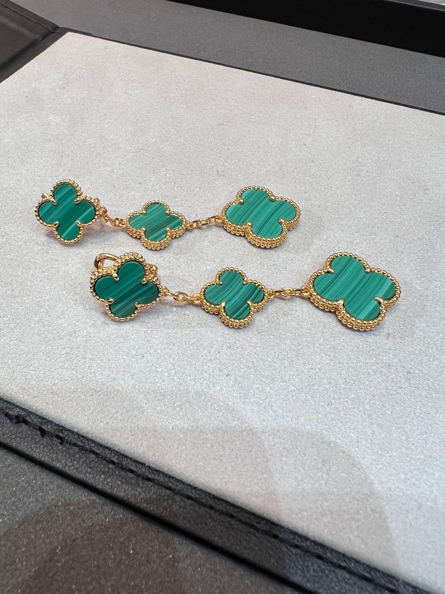 ¡®Lume Jewels¡¯CLOVER MALACHITE 3 MOTIFS GOLD