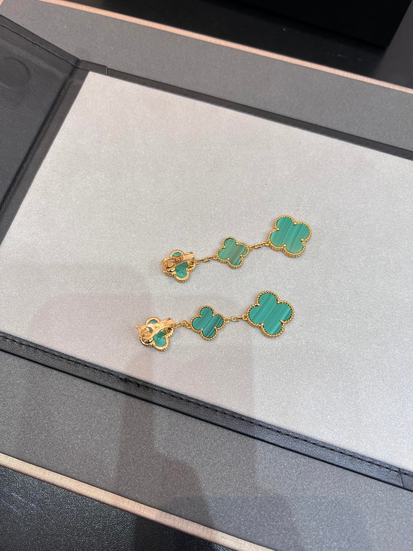 ¡®Lume Jewels¡¯CLOVER MALACHITE 3 MOTIFS GOLD