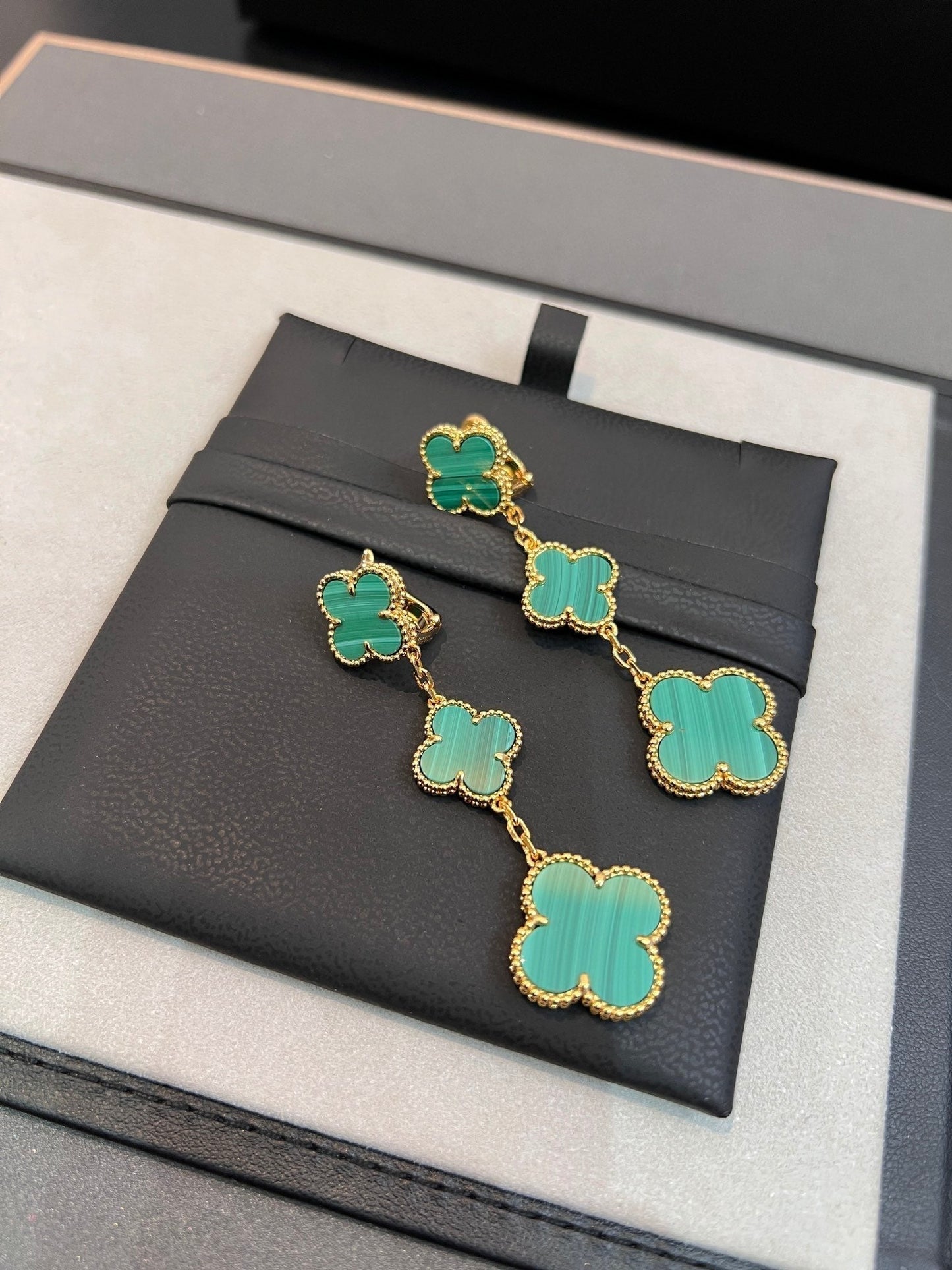 ¡®Lume Jewels¡¯CLOVER MALACHITE 3 MOTIFS GOLD