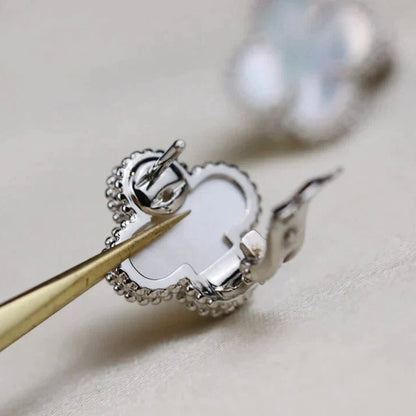 ¡®Lume Jewels¡¯CLOVER MEDIUM 1 MOTIFS  WHITE MOP EARRINGS SILVER