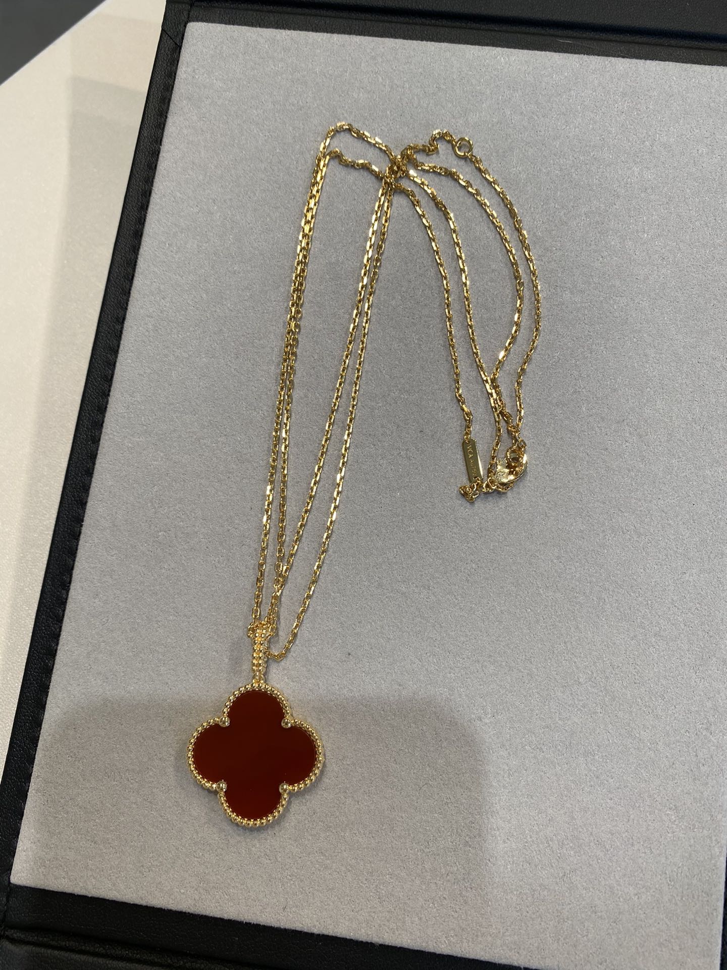 ¡®Lume Jewels¡¯CLOVER 25MM NECKLACE GOLD CARNELIAN