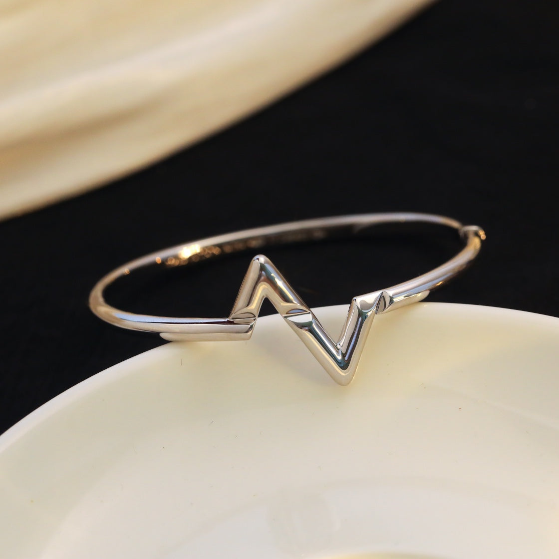 ¡®Lume Jewels¡¯VOLTE UPSITE DOWN BRACELET