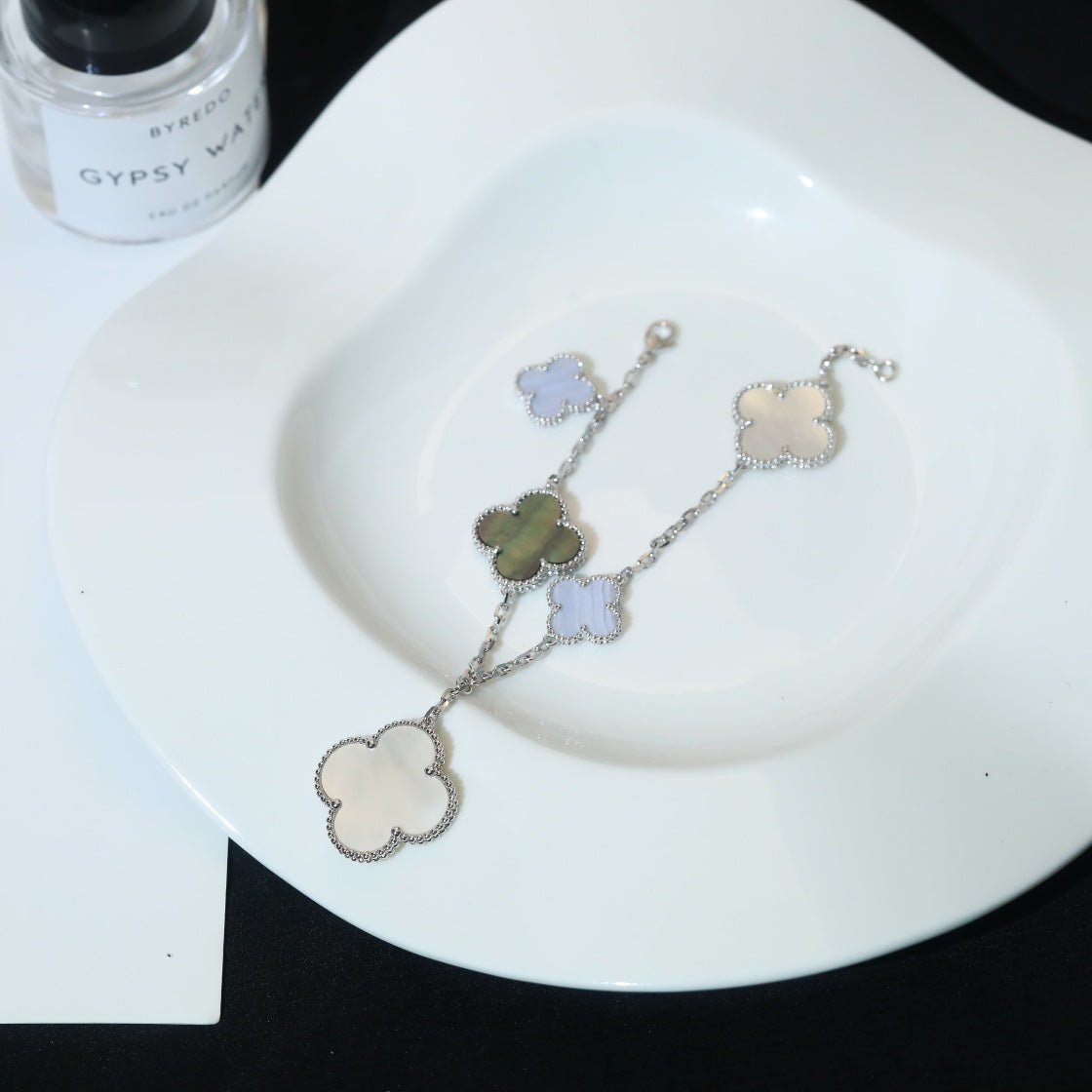 ¡®Lume Jewels¡¯CLOVER BRACELET 5 MOTIFS MOP CHALCEDONY SILVER