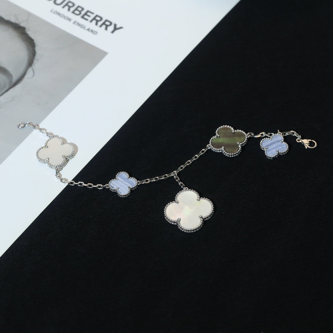 ¡®Lume Jewels¡¯CLOVER BRACELET 5 MOTIFS MOP CHALCEDONY SILVER