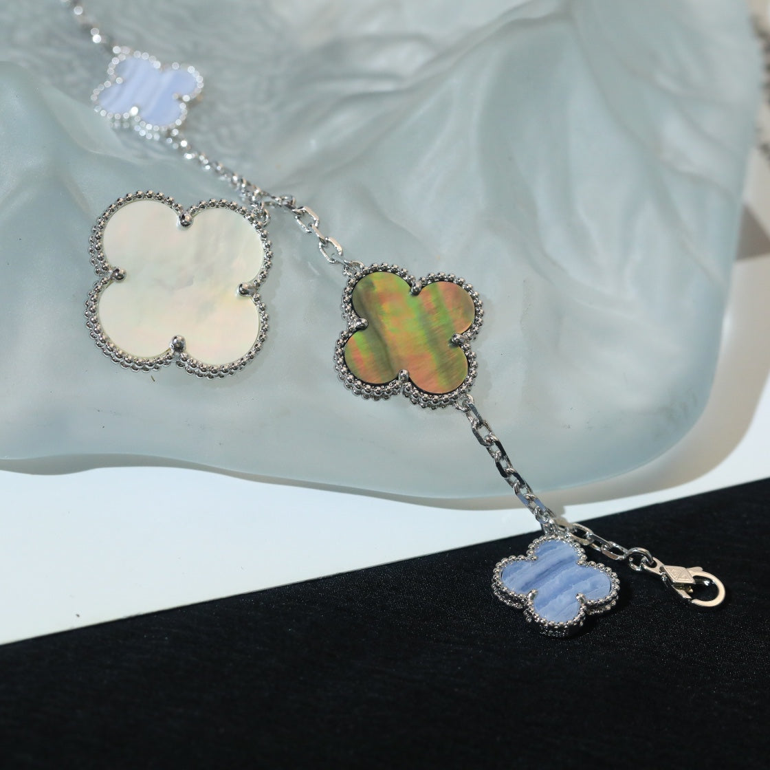 ¡®Lume Jewels¡¯CLOVER BRACELET 5 MOTIFS MOP CHALCEDONY SILVER