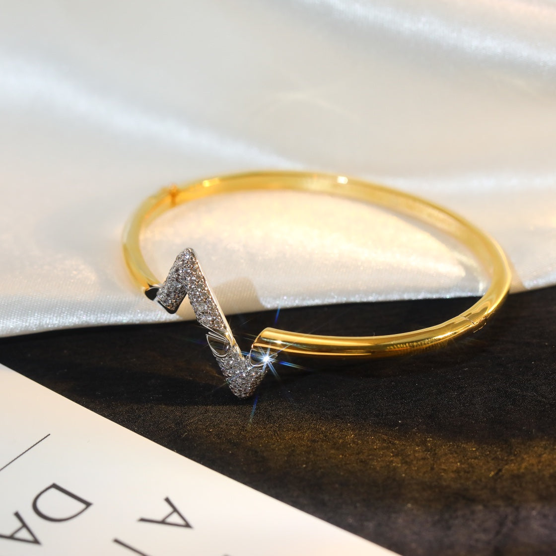 ¡®Lume Jewels¡¯VOLTE UPSITE DOWN GOLD DIAMOND BRACELET