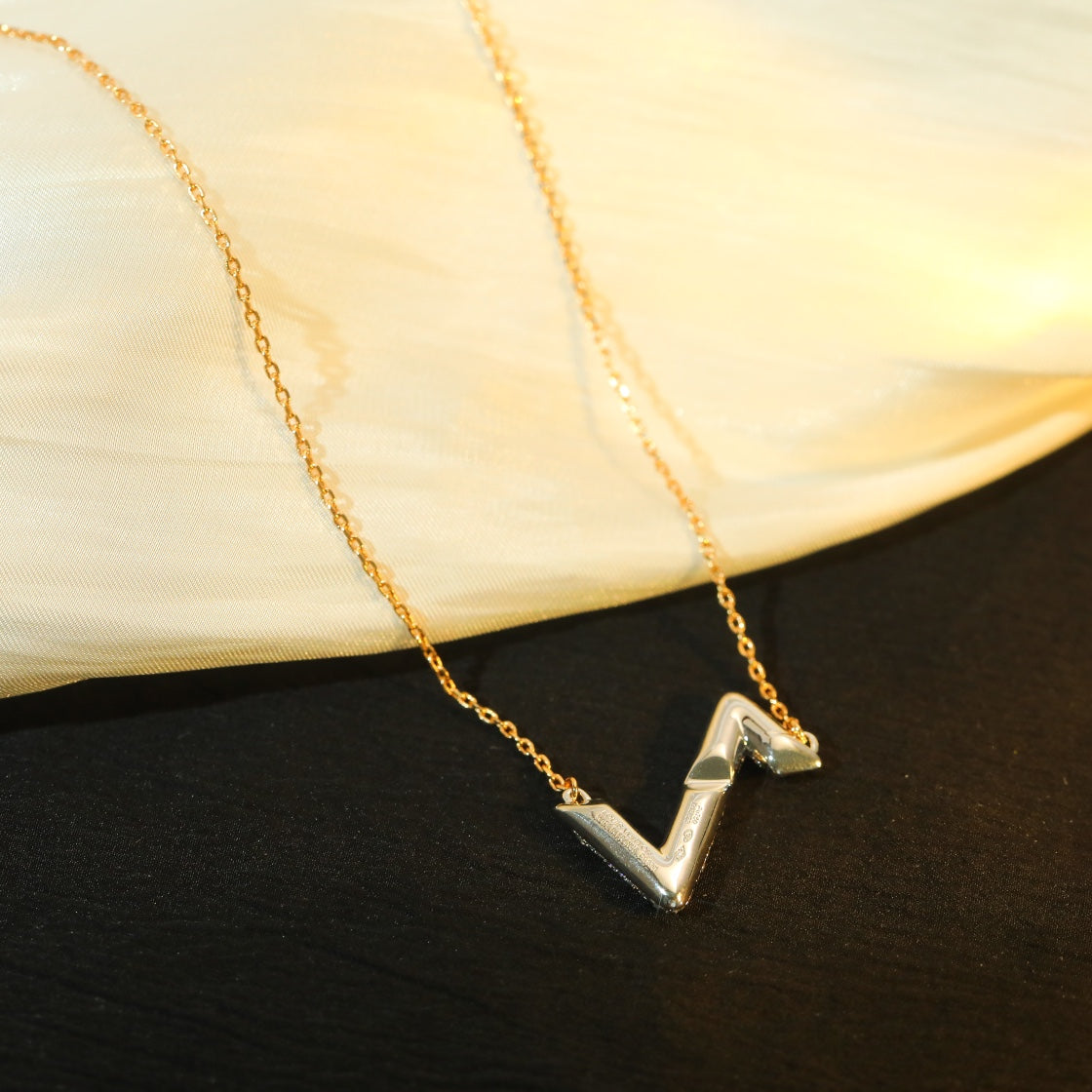¡®Lume Jewels¡¯VOLT SILVER DIAMOND PEDANT NECKLACE