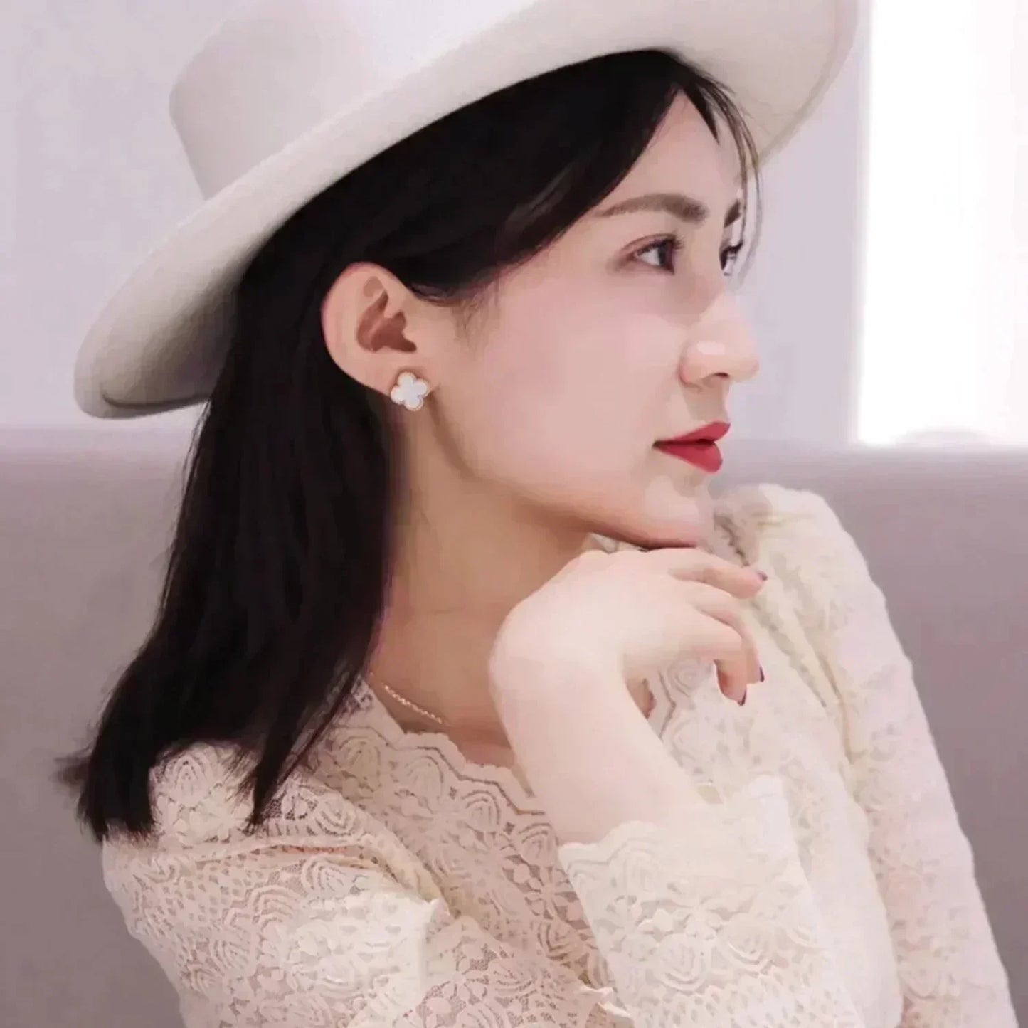 ¡®Lume Jewels¡¯CLOVER MEDIUM 1 MOTIFS  WHITE MOP STUD EARRINGS