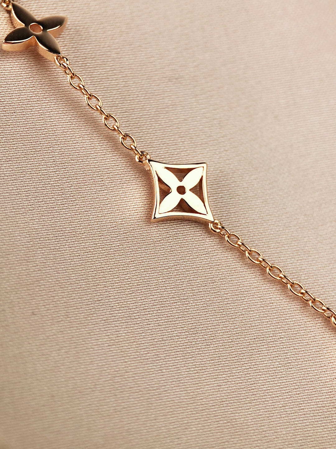 ¡®Lume Jewels¡¯STAR AND SUN 7 MOTIFS GOLD BRACELET