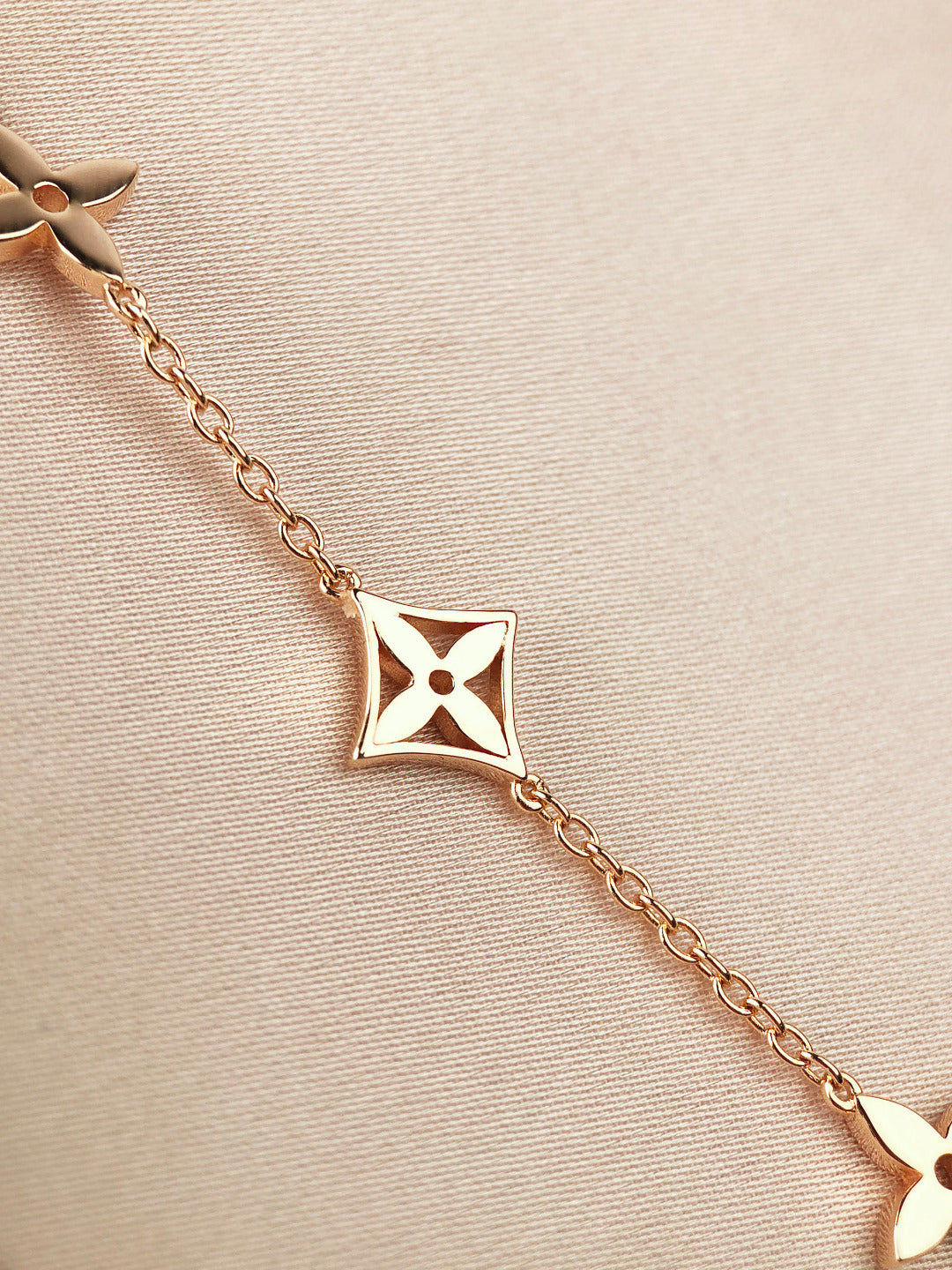 ¡®Lume Jewels¡¯STAR AND SUN 7 MOTIFS GOLD BRACELET
