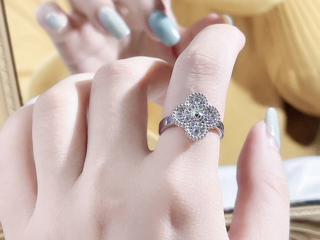 ¡®Lume Jewels¡¯CLOVER DIAMOND RING