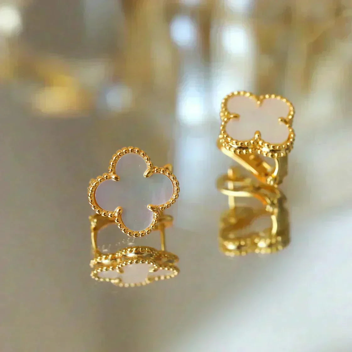 ¡®Lume Jewels¡¯CLOVER MEDIUM 1 MOTIFS  WHITE MOP STUD EARRINGS