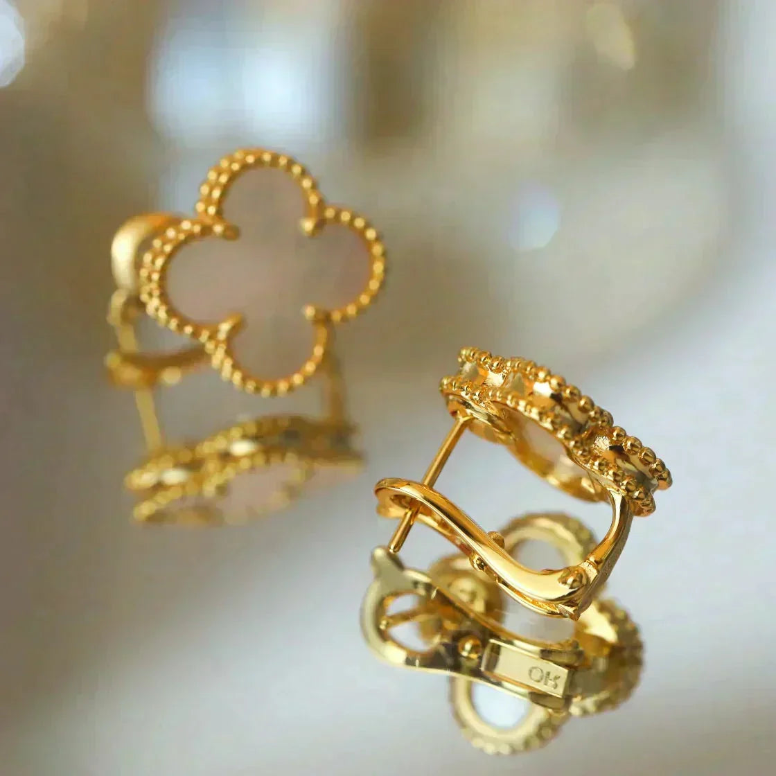 ¡®Lume Jewels¡¯CLOVER MEDIUM 1 MOTIFS  WHITE MOP STUD EARRINGS