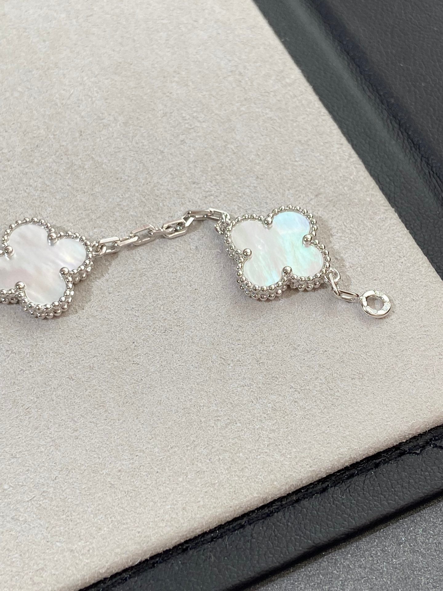 [Lume Jewels]New CLOVER WHITE PEARL MOP 5 MOTIF BRACELET COLLECTION