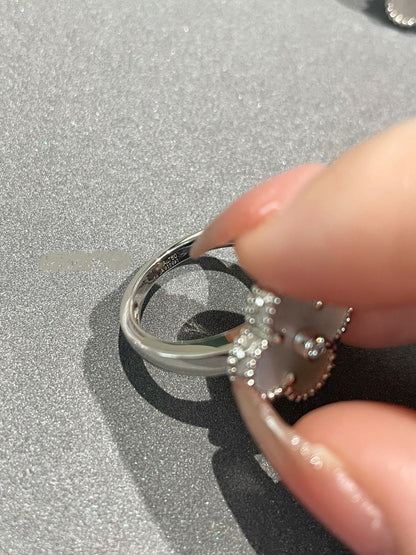 ¡®Lume Jewels¡¯CLOVER SILVER MOP DIAMOND RING