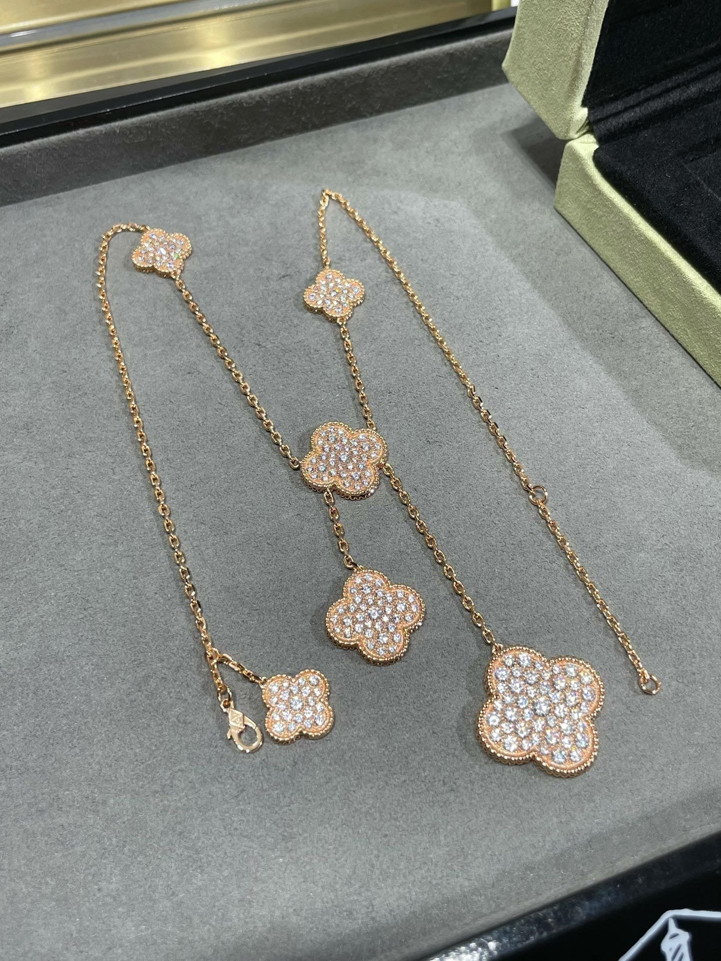 ¡®Lume Jewels¡¯CLOVER 6 MOTIF DIAMOND PAVED NECKLACE
