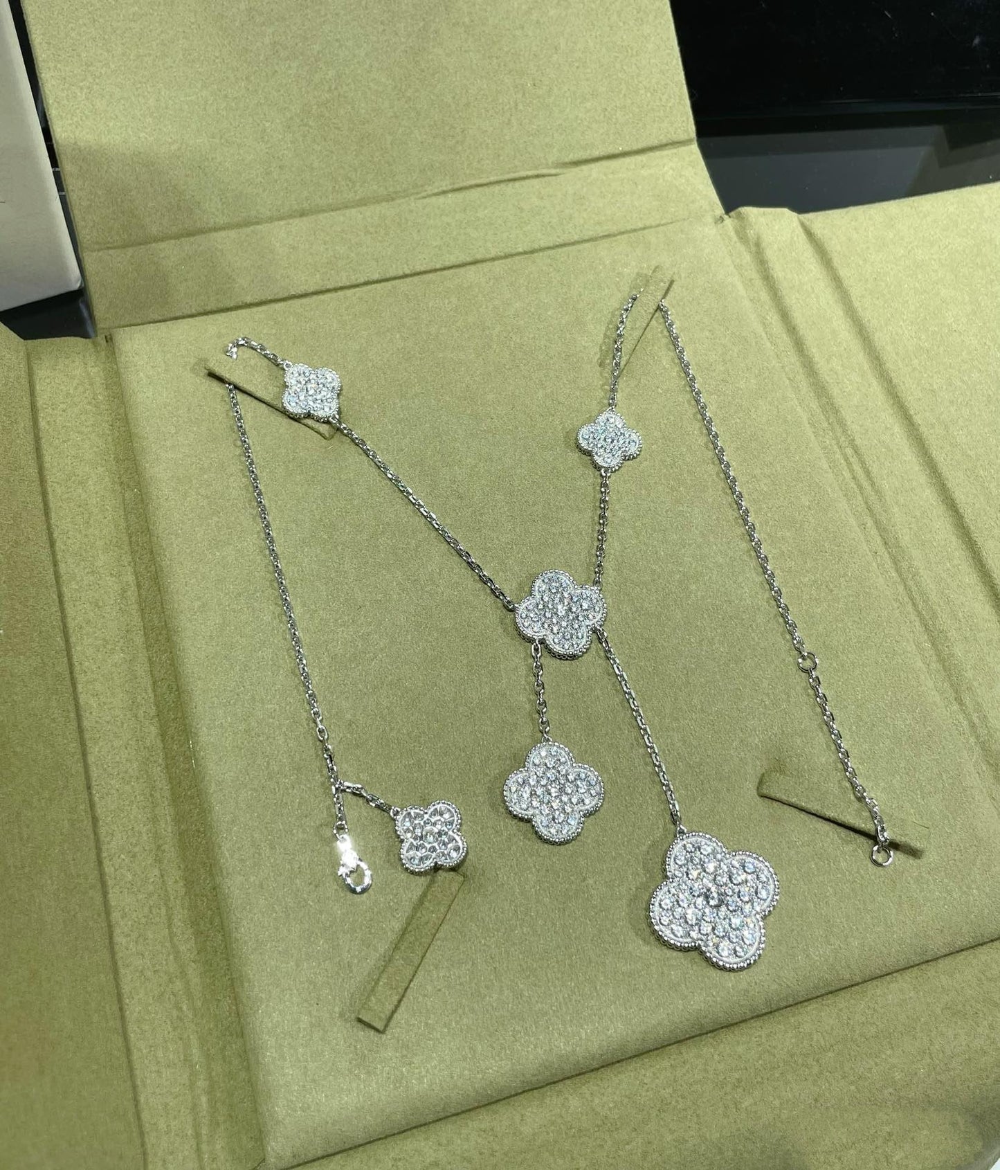 ¡®Lume Jewels¡¯CLOVER 6 MOTIF DIAMOND PAVED NECKLACE