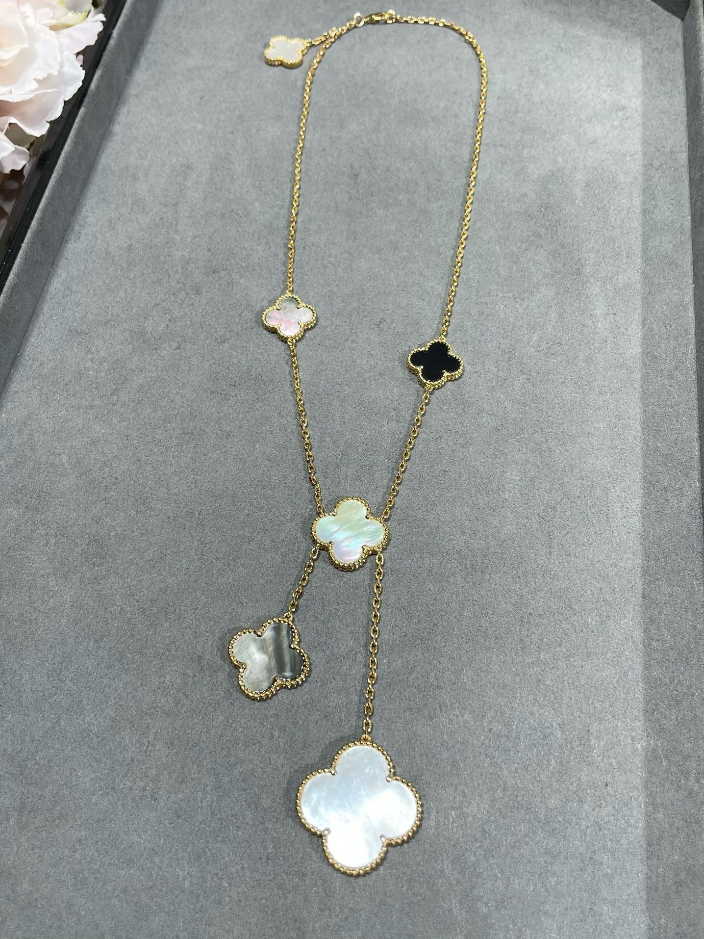 ¡®Lume Jewels¡¯CLOVER 6 MOTIF MOP ONYX GOLD NECKLACE