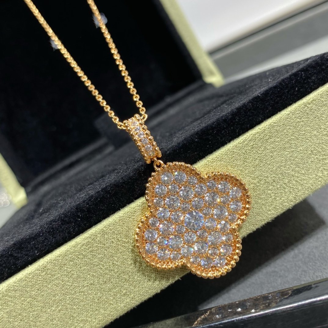 ¡®Lume Jewels¡¯CLOVER 25MM LARGE PEDANT DIAMOND PAVED LONG NECKLACE