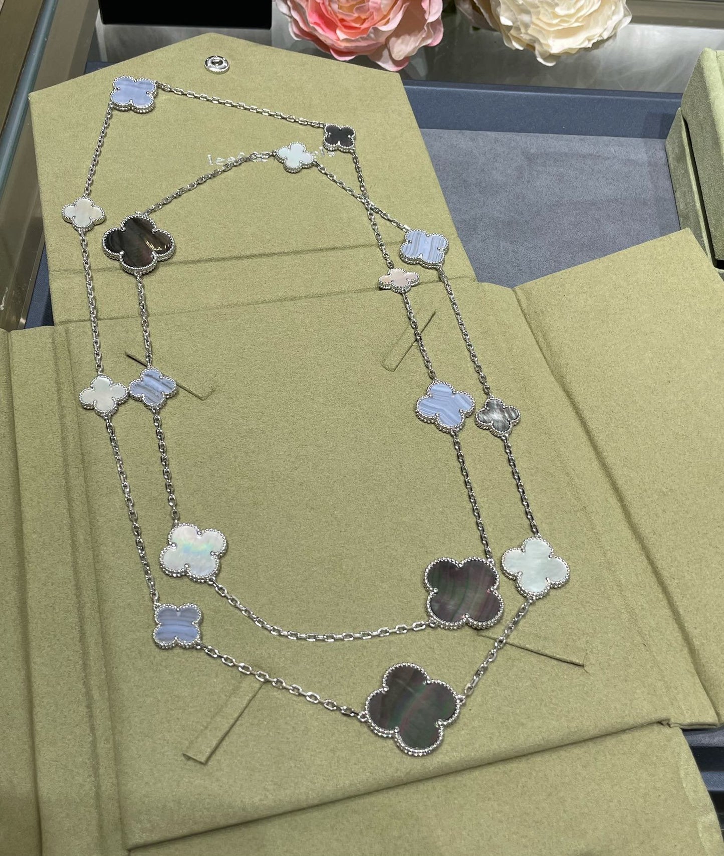 ¡®Lume Jewels¡¯CLOVER 16 MOTIF CHALCEDONY MOP SILVER NECKLACE
