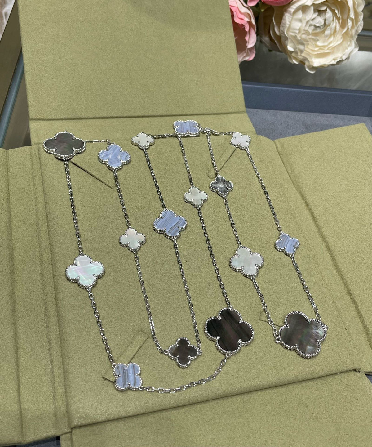 ¡®Lume Jewels¡¯CLOVER 16 MOTIF CHALCEDONY MOP SILVER NECKLACE