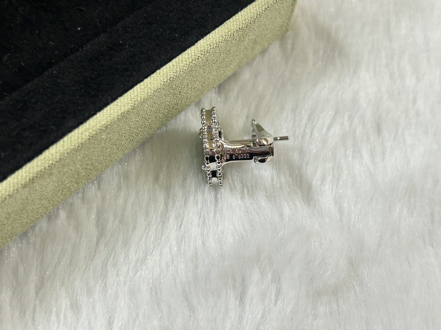 ¡®Lume Jewels¡¯CLOVER PIETERSITE MEDIUM STUD EARRINGS