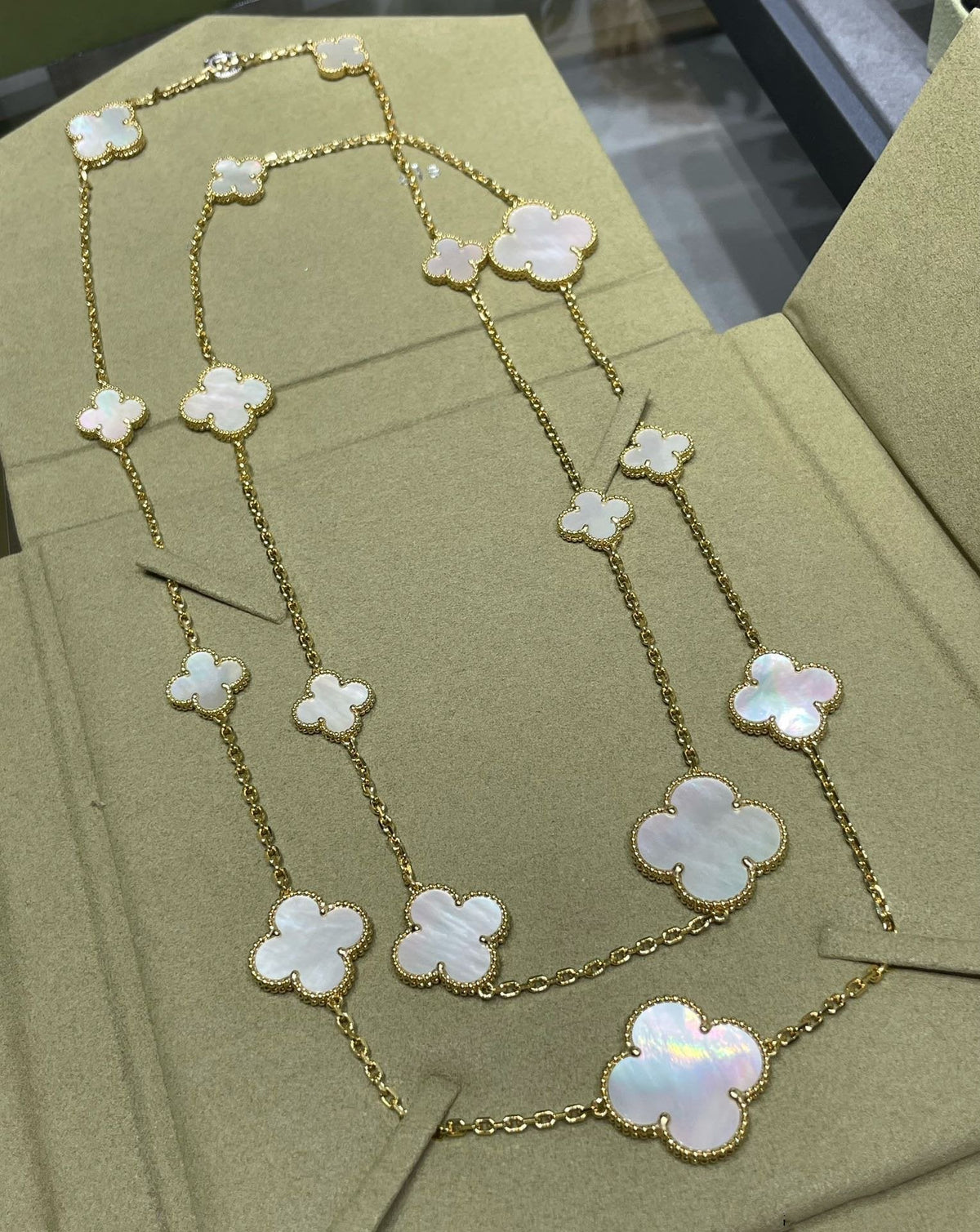 ¡®Lume Jewels¡¯CLOVER 16 MOTIF WHITE MOP GOLD NECKLACE