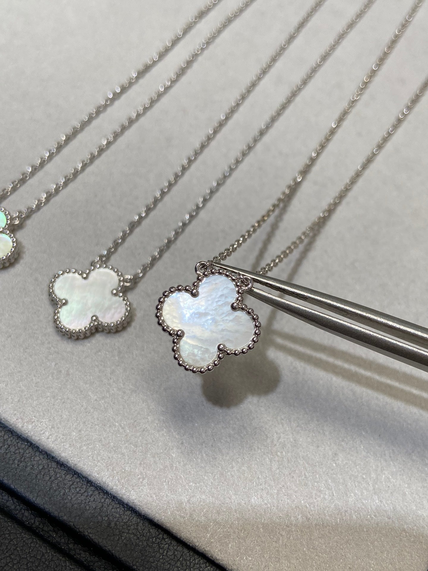 ¡®Lume Jewels¡¯CLOVER MEDIUM SILVER WHITE MOP NECKLACE