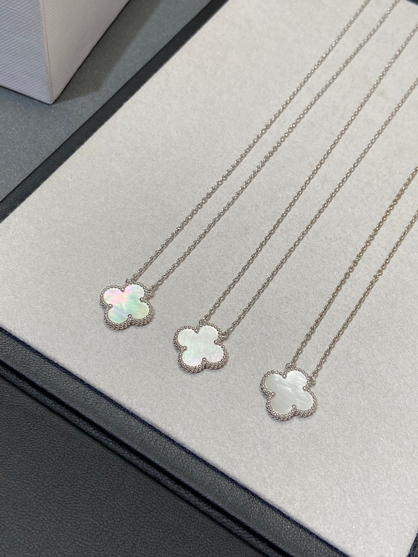 ¡®Lume Jewels¡¯CLOVER MEDIUM SILVER WHITE MOP NECKLACE