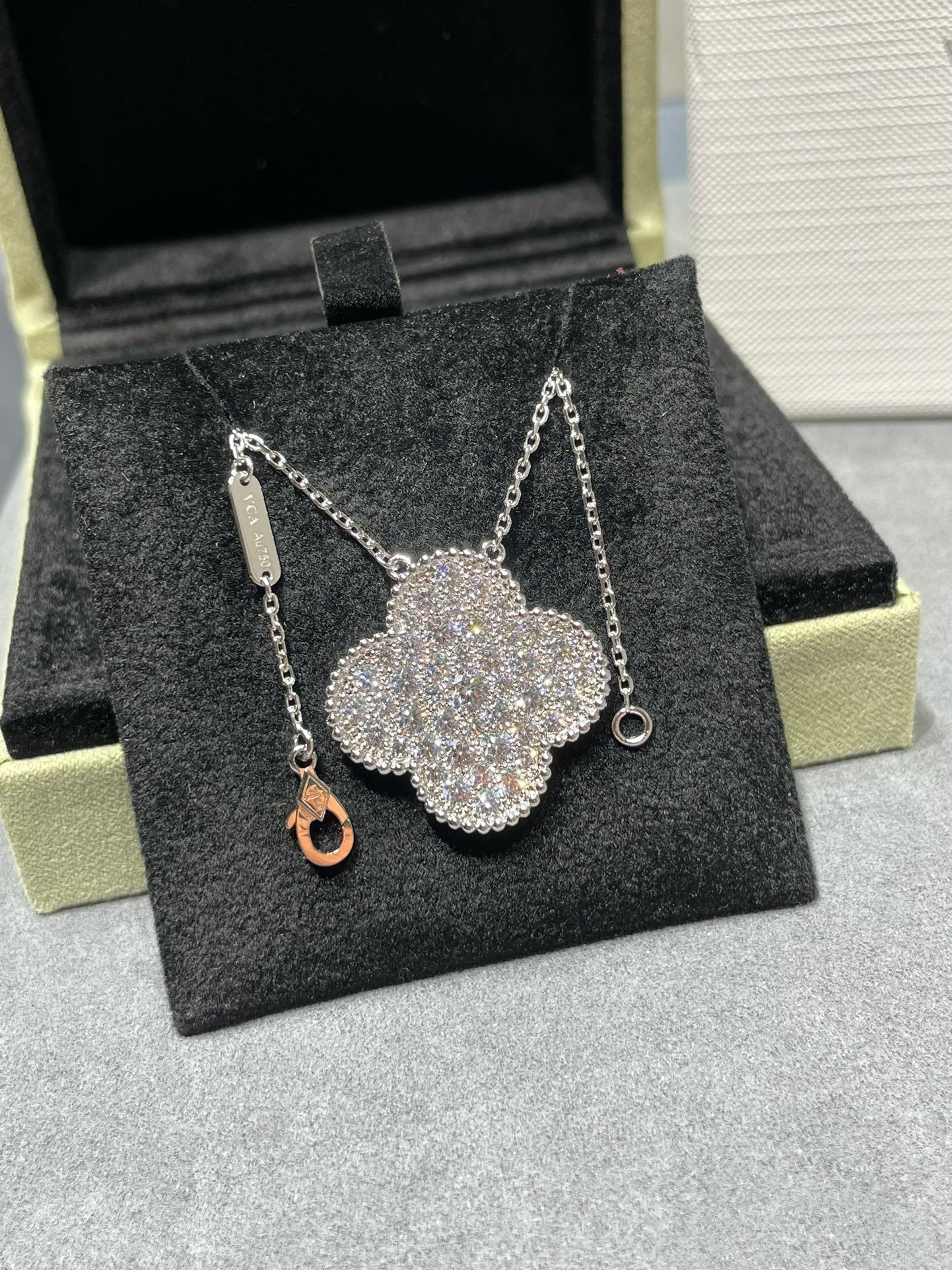 ¡®Lume Jewels¡¯CLOVER 25MM LARGE PENDANT DIAMOND PAVED SILVER NECKLACE