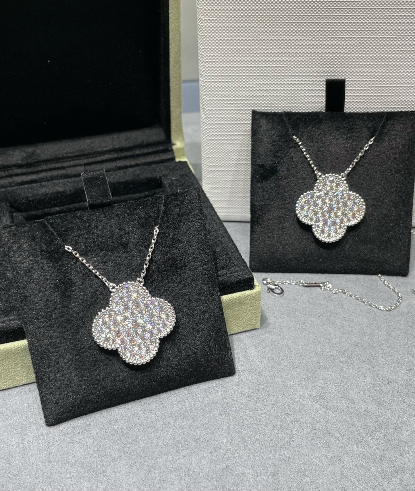 ¡®Lume Jewels¡¯CLOVER 25MM LARGE PENDANT DIAMOND PAVED SILVER NECKLACE