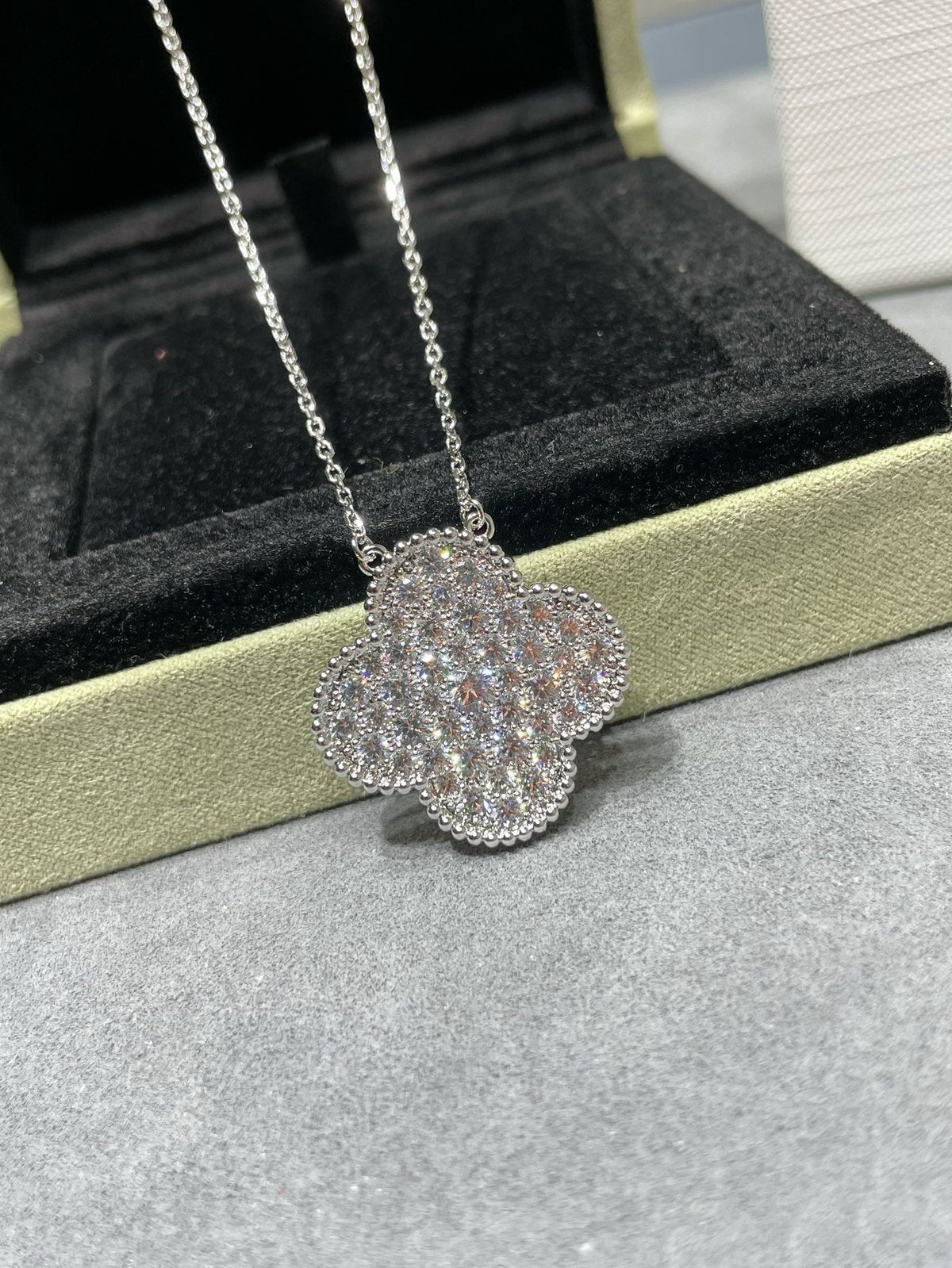 ¡®Lume Jewels¡¯CLOVER 25MM LARGE PENDANT DIAMOND PAVED SILVER NECKLACE