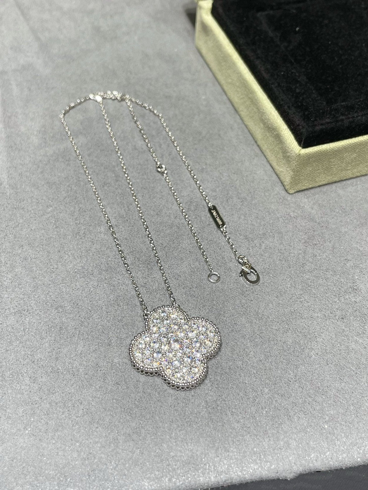 ¡®Lume Jewels¡¯CLOVER 25MM LARGE PENDANT DIAMOND PAVED SILVER NECKLACE