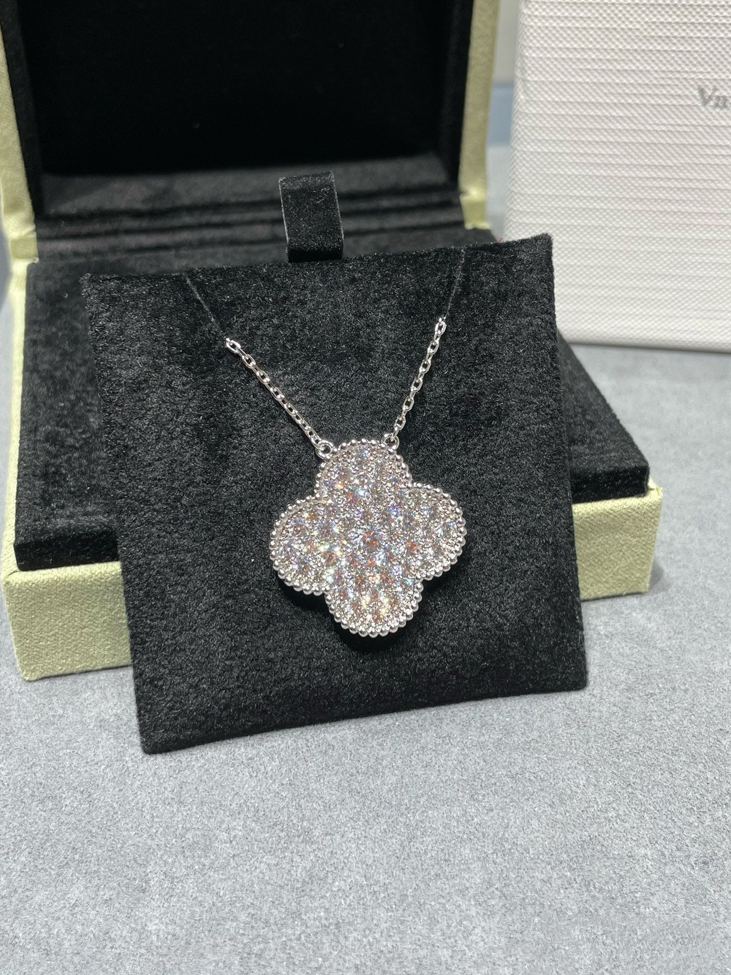 ¡®Lume Jewels¡¯CLOVER 25MM LARGE PENDANT DIAMOND PAVED SILVER NECKLACE