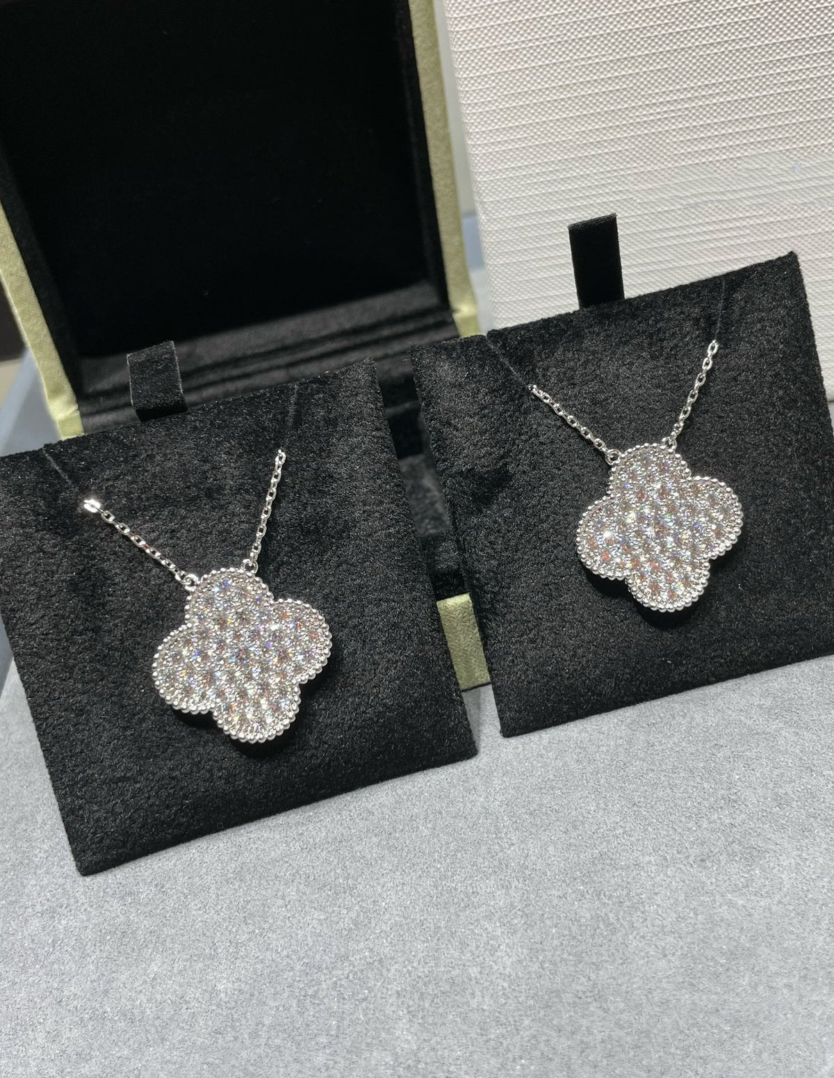 ¡®Lume Jewels¡¯CLOVER 25MM LARGE PENDANT DIAMOND PAVED SILVER NECKLACE