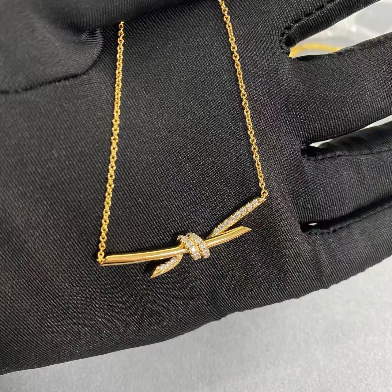 [Lume Jewels]T House Diamond-Studded Knot Necklace