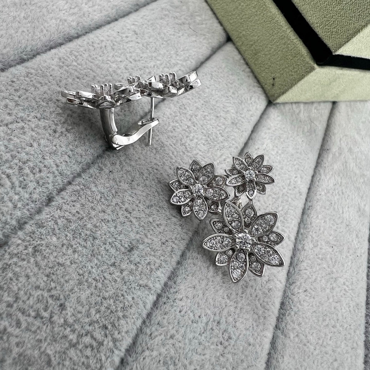 [Lume Jewels] Full Diamond Hollow Lotus Necklace Set
