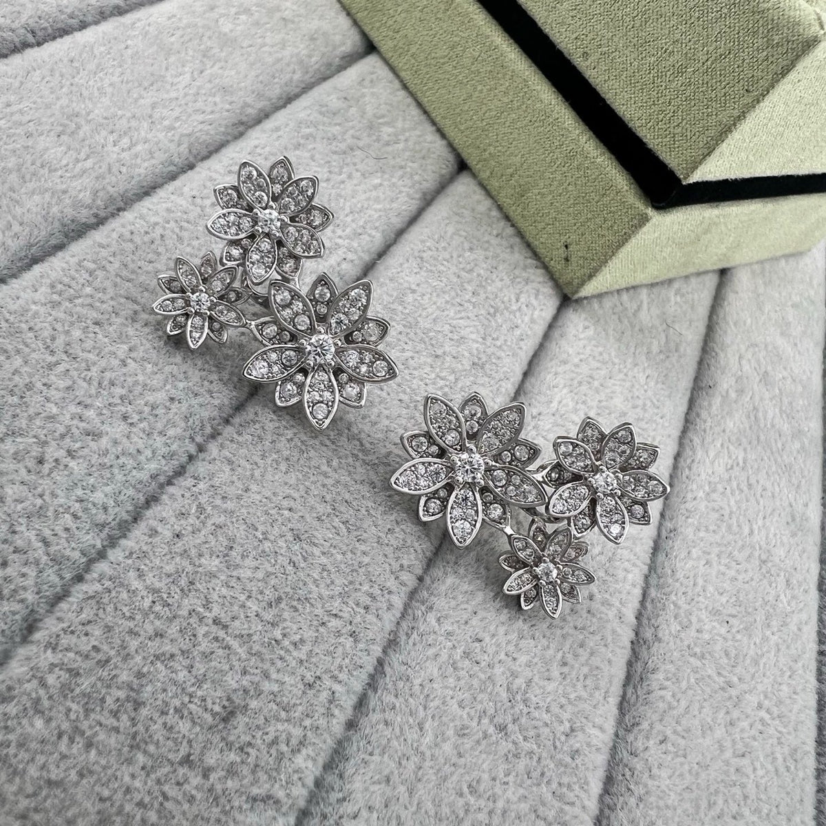 [Lume Jewels] Full Diamond Hollow Lotus Necklace Set