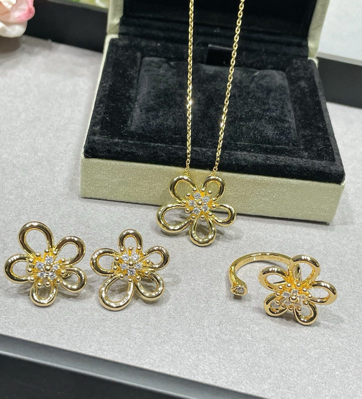 [Lume Jewels] Flower Jewelry Set with Diamond Center