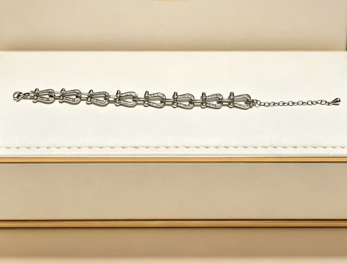 ¡®Lume JewelsDiamond-studded Horseshoe Bracelet