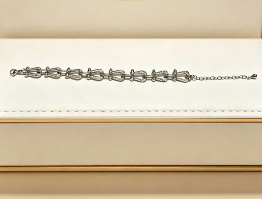 ¡®Lume JewelsDiamond-studded Horseshoe Bracelet
