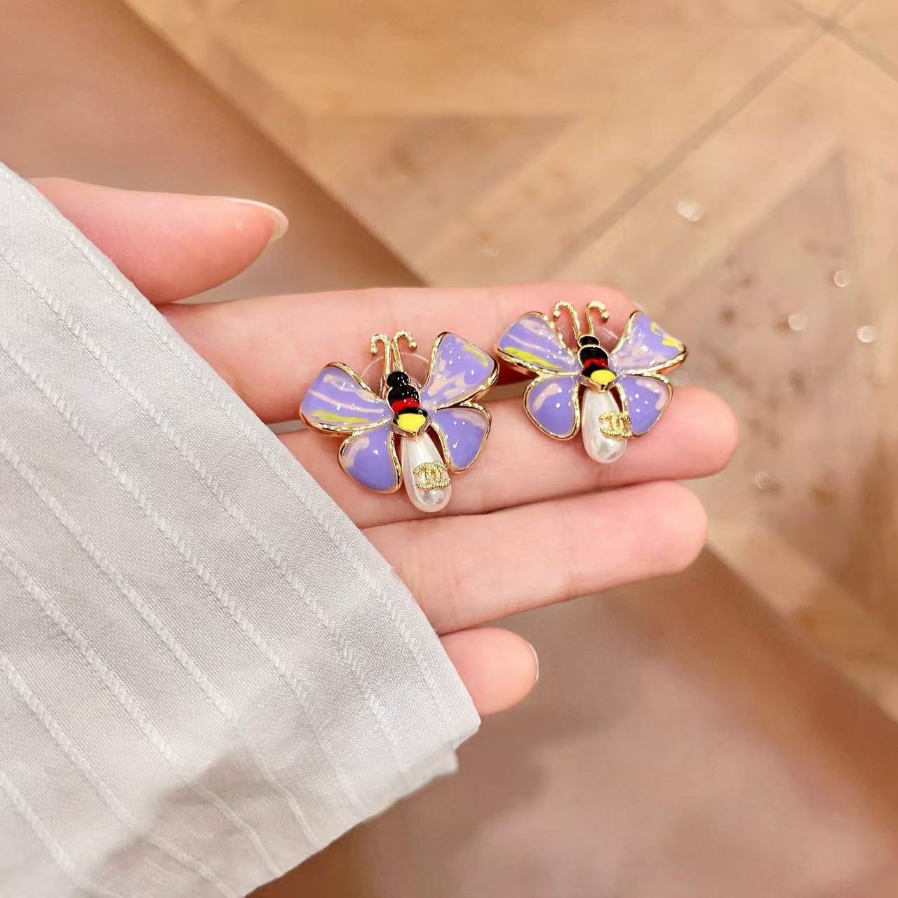 [Lume Jewels] Ladybug Enamel & Faux Pearl Clip-On Earrings