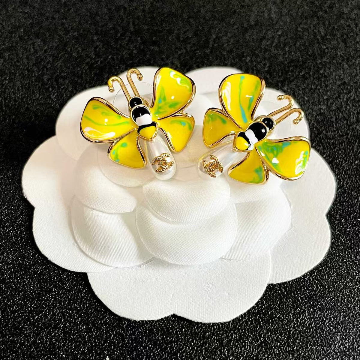 [Lume Jewels] Ladybug Enamel & Faux Pearl Clip-On Earrings