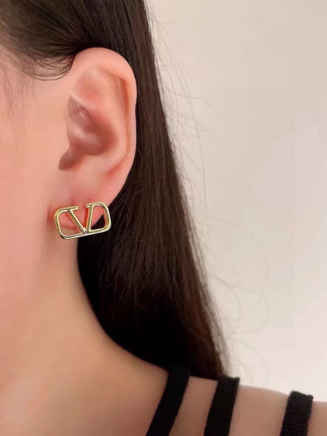 [Lume Jewels]Gold V-shaped stud earrings
